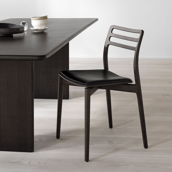 Vipp481 Cabin spisebordsstol, mørkbeiset eik/sort Vipp481 Cabin spisebordsstol, mørkbeiset eik/sort, Vipp