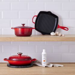 Signature st&oslash;pejern kvadratisk grillpanne 26 cm, cerise, Le Creuset