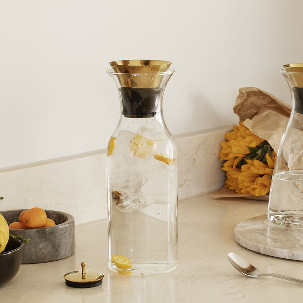 Kjøleskapskaraffel med vippelokk messing, Eva Solo