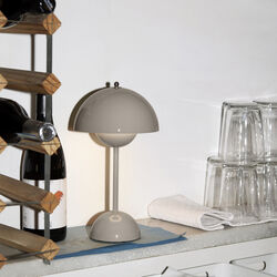 Flowerpot VP9 oppladbar bordlampe, grey beige, &Tradition