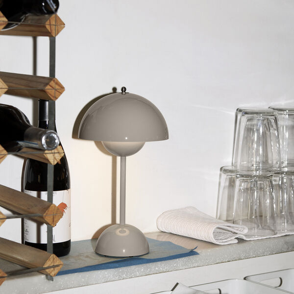 Flowerpot VP9 oppladbar bordlampe, grey beige Flowerpot VP9 oppladbar bordlampe, grey beige, &Tradition