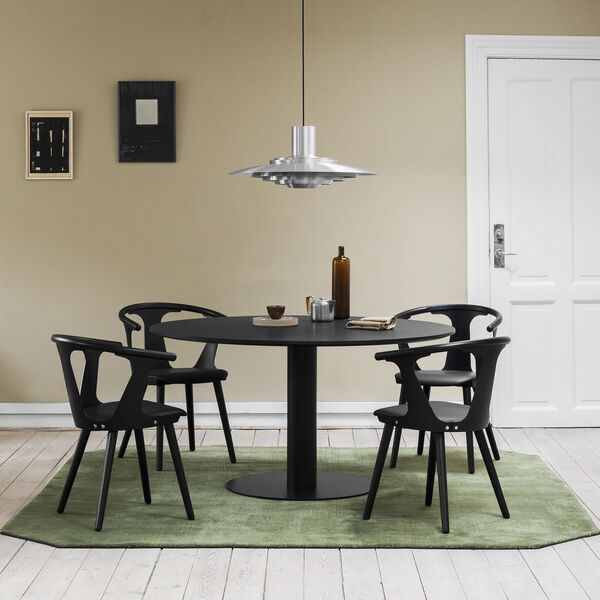 In Between SK2 stol, sort, &Tradition