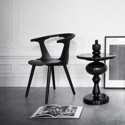 In Between SK1 stol, sort, &Tradition