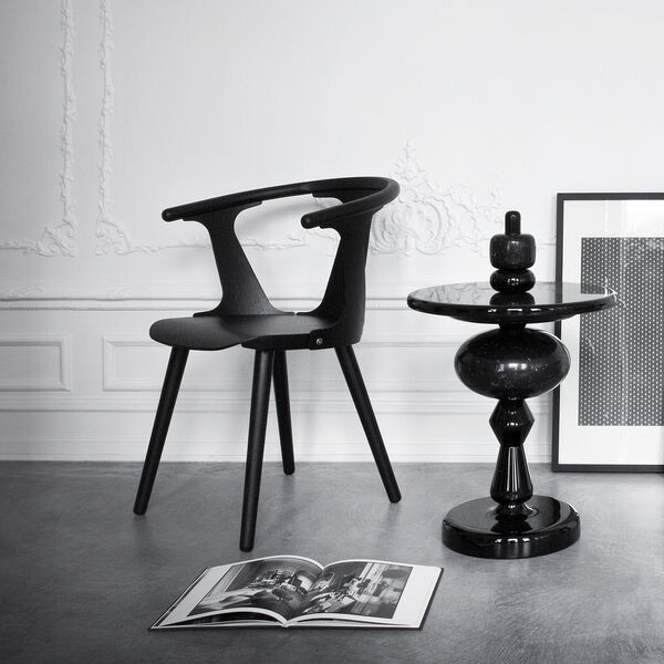 In Between SK1 stol, sort, &Tradition