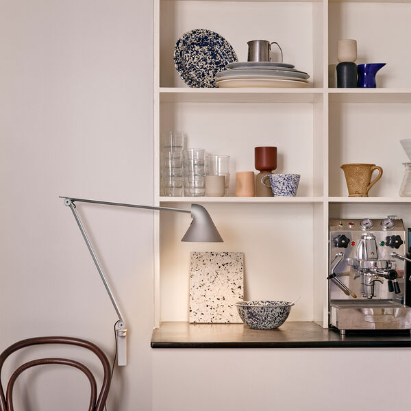 NJP lang vegglampe, lysegrå, Louis Poulsen